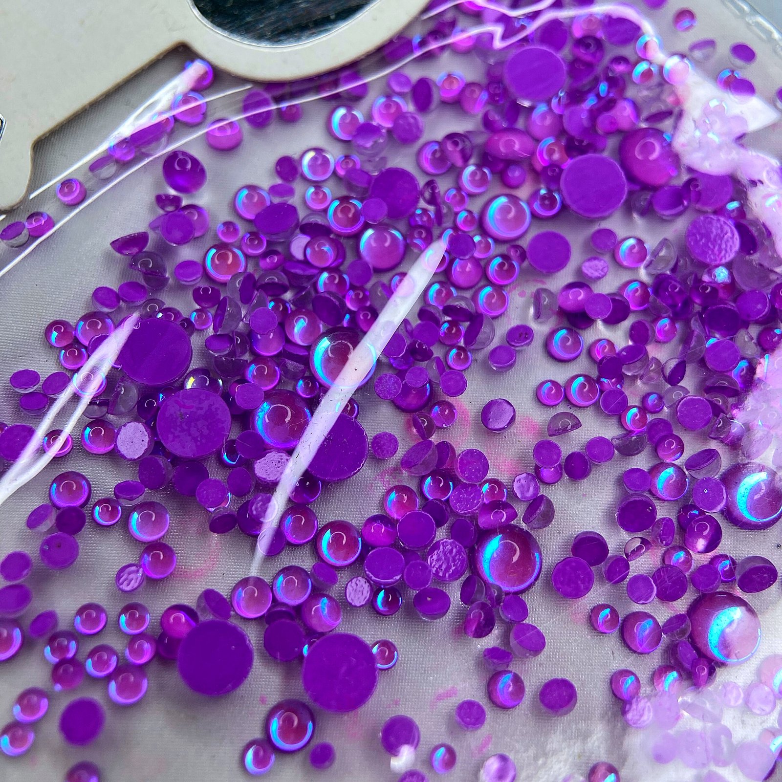 0C6FD834-E679-46CD-B658-BFFB52D47820 Камінці Fluo Violet MIX ss3-ss10, 720 шт